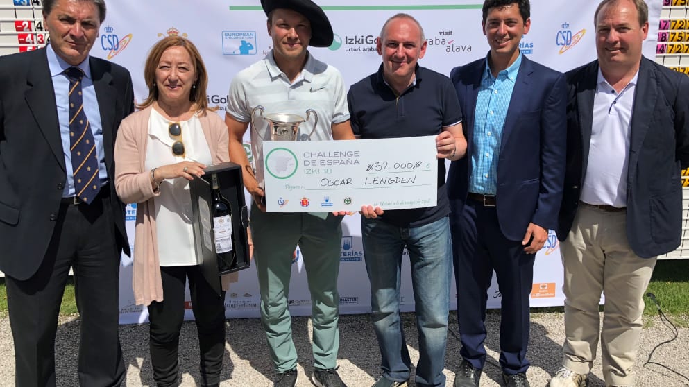 Oscar Lengden wearing a Spanish txapela