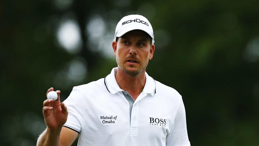 Henrik Stenson salutes par