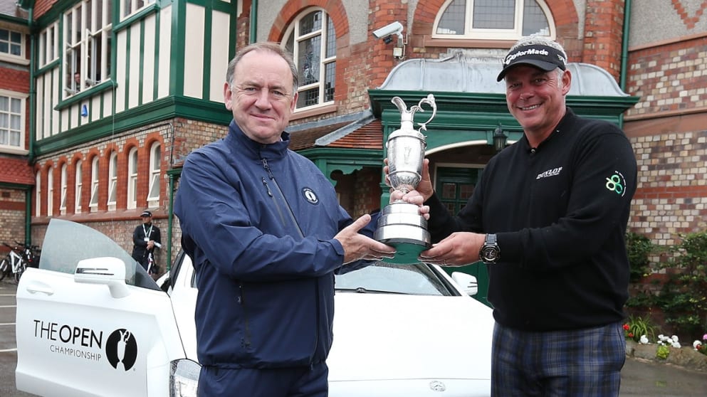 Peter Dawson (L), Chief Executive of the R&A collects the Claret Jug from Darren Clarke