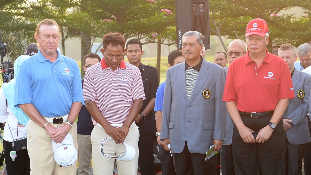 Miguel Angel Jiménez,Thongchai Jaidee, Ahmad Sarji Abdul Hamid, Professional Golf of Malaysia and Malaysian Prime Minister Datuk Seri Najib Abdul Razak share a minute of reflection on the first tee on Thursday morning