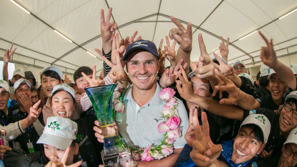 Kim Koivu with volunteers