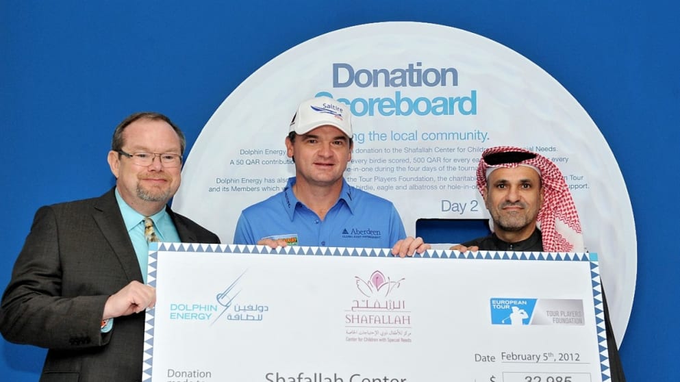 Paul Lawrie presents a cheque to the Shafallah Centre