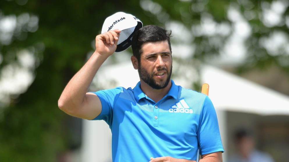 Otaegui acknowledges the crowd on 18