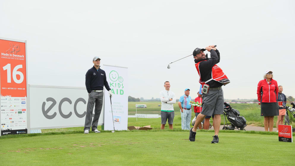 Caddie Craig Connelly is watched by his golfer Martin Kaymer