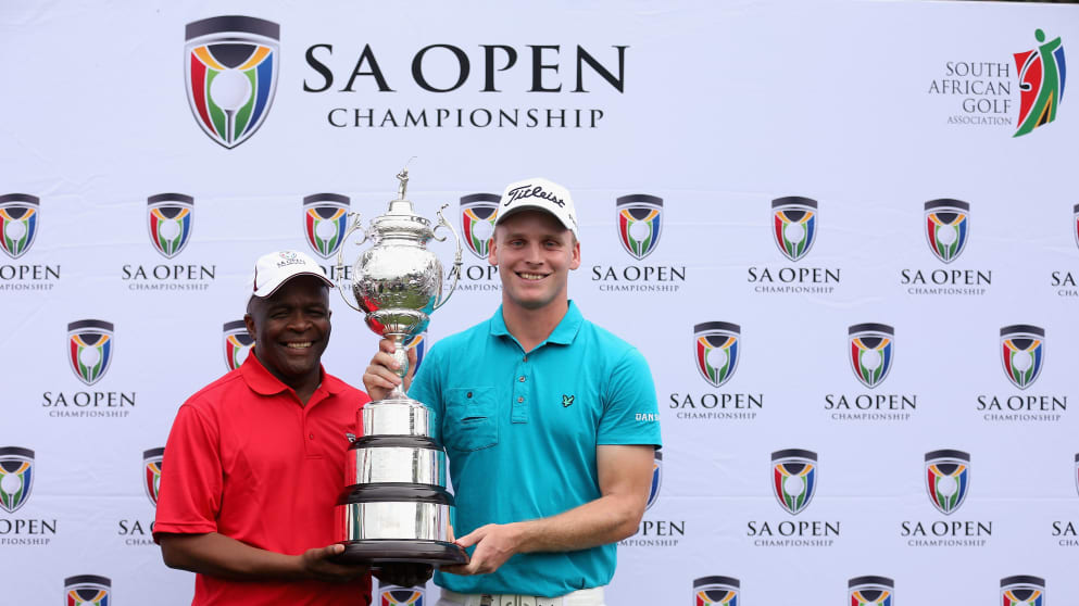 Mondli Gungubele, Ekurhuleni Mayor presents Morten Orum Madsen with the trophy 