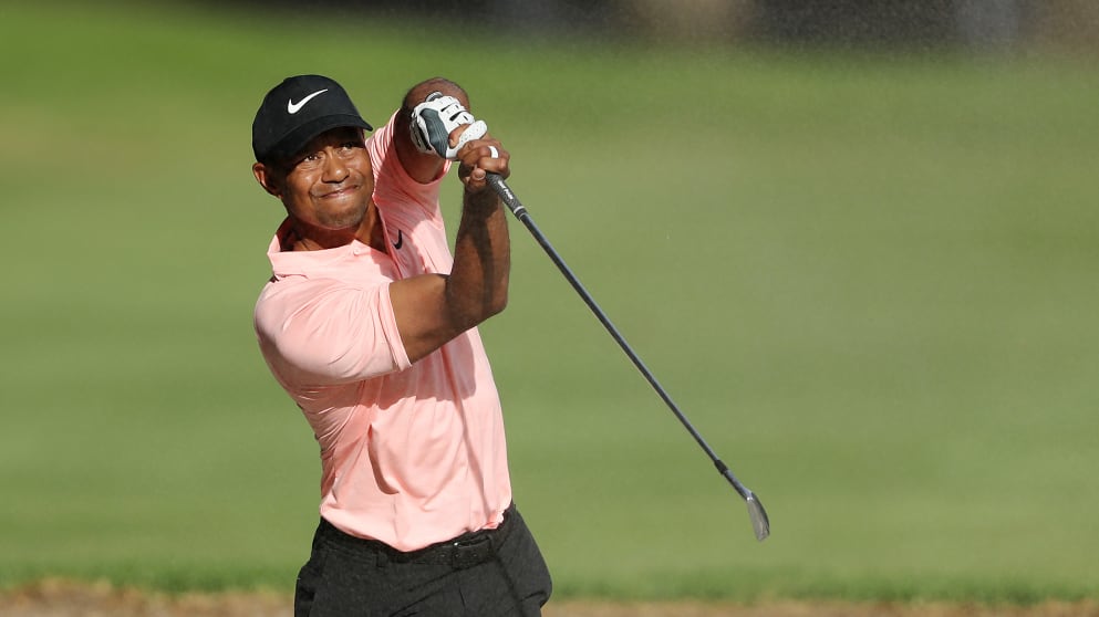 Tiger Woods - hits an amazing bunker shot at the WGC - Mexico
