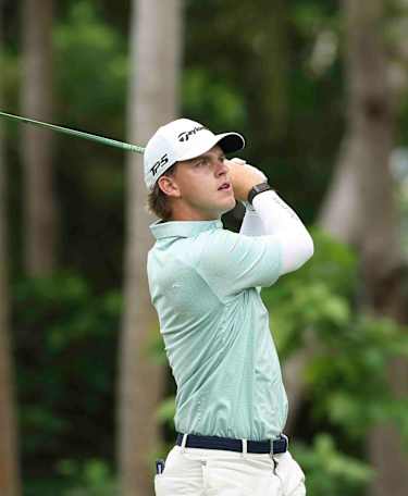 Van der Vight vaults into lead with 62