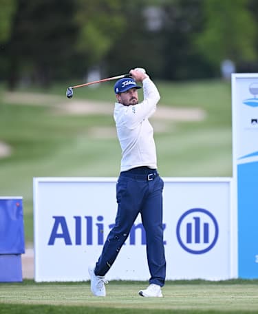Blomstrand takes a two shot lead into moving day