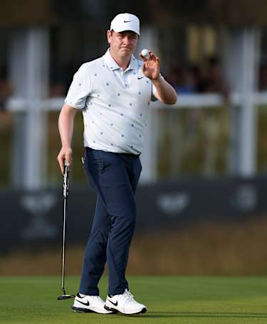 MacIntyre joins the top as third round resumes on Sunday morning