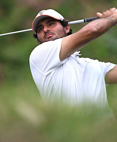 Defending champion Chacarra leads as play suspended overnight