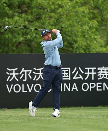 Del Rey goes low to lead in China