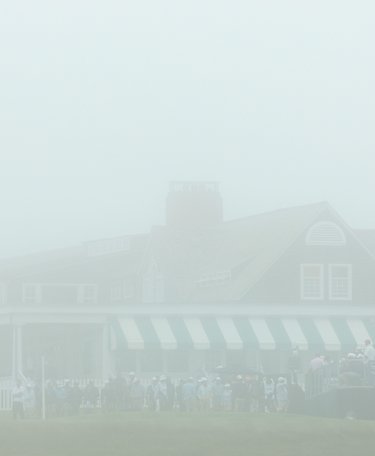 Play resumes after two-hour fog delay at U.S. Open 