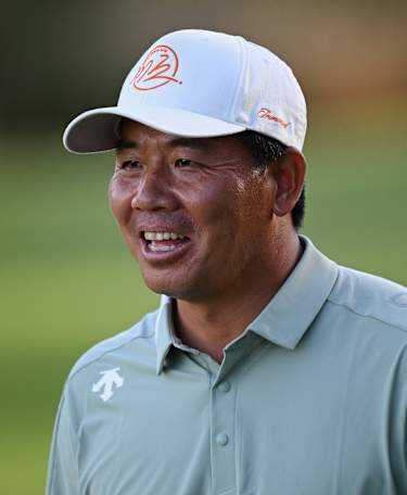 Wu leads in the Swiss Alps after flawless 63