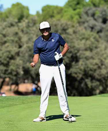 Chacarra shares lead after day one on home soil 