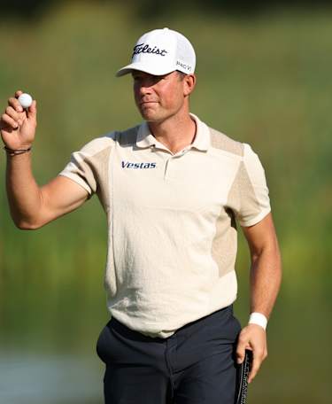 Nørgaard edges ahead on delayed day one