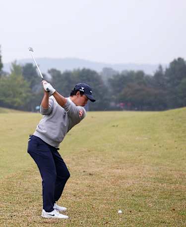 Katsuragawa equals course record to lead in Korea