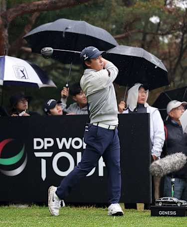 Katsuragawa equals course record to lead in Korea