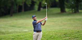 Hack holds halfway lead in Italy