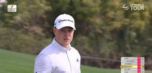 Jayden Schaper holes long birdie putt at the seventh