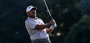 Hennie du Plessis shines on home soil to lead by two