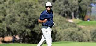 Eugenio Chacarra plays through toe injury to hold share of lead in Spain