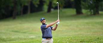 Hack holds halfway lead in Italy