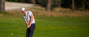 Warren takes slender lead into weekend in Portugal