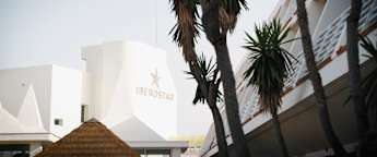 Beach lunch with Sebastian Garcia and his wife