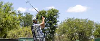 Van der Merwe moves four clear to close in on maiden HotelPlanner Tour title