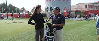 Why does Alejandro del Rey carry two putters in his bag? 
