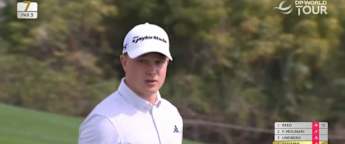 Jayden Schaper holes long birdie putt at the seventh