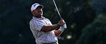 Hennie du Plessis shines on home soil to lead by two