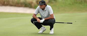 Why does Eugenio Chacarra putt with a glove on?