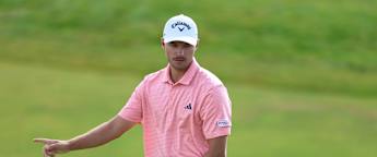 WATCH | Rasmus Højgaard chips in for eagle