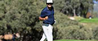 Eugenio Chacarra plays through toe injury to hold share of lead in Spain