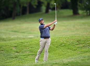 Hack holds halfway lead in Italy