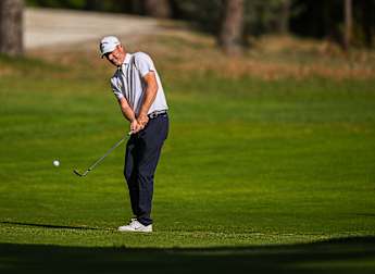 Warren takes slender lead into weekend in Portugal