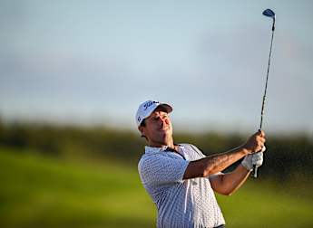 Van Meijel sets early pace at Royal Óbidos 