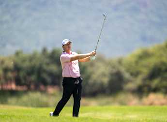 Van Tonder extends lead to close in on back-to-back HotelPlanner Tour wins