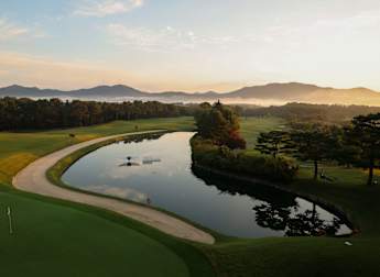 How many Race to Dubai points are available and what is the prize fund at the Genesis Championship?