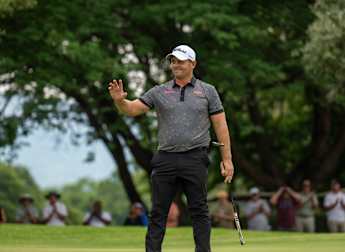 Van Tonder tops South African Swing