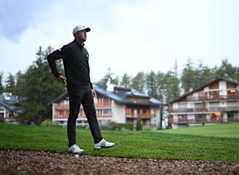 Richard Mansell and Ivan Cantero tied at the top as fog disrupts first day in the mountains