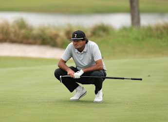 Why does Eugenio Chacarra putt with a glove on?