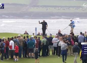 Shane Lowry moves seven shots clear with birdie at fifth