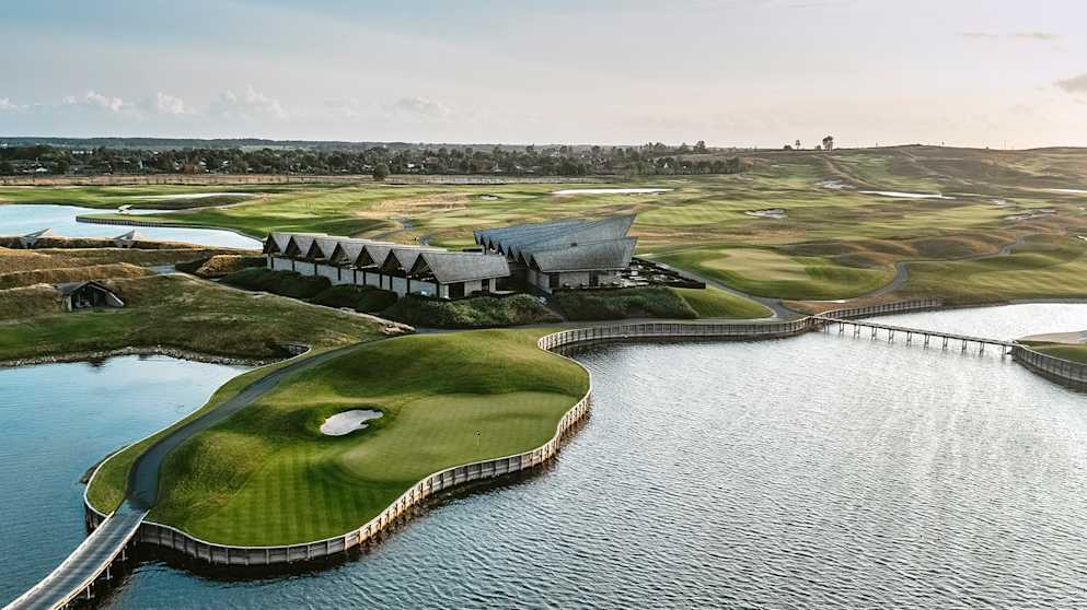 Great Northern Clubhouse + 9th green