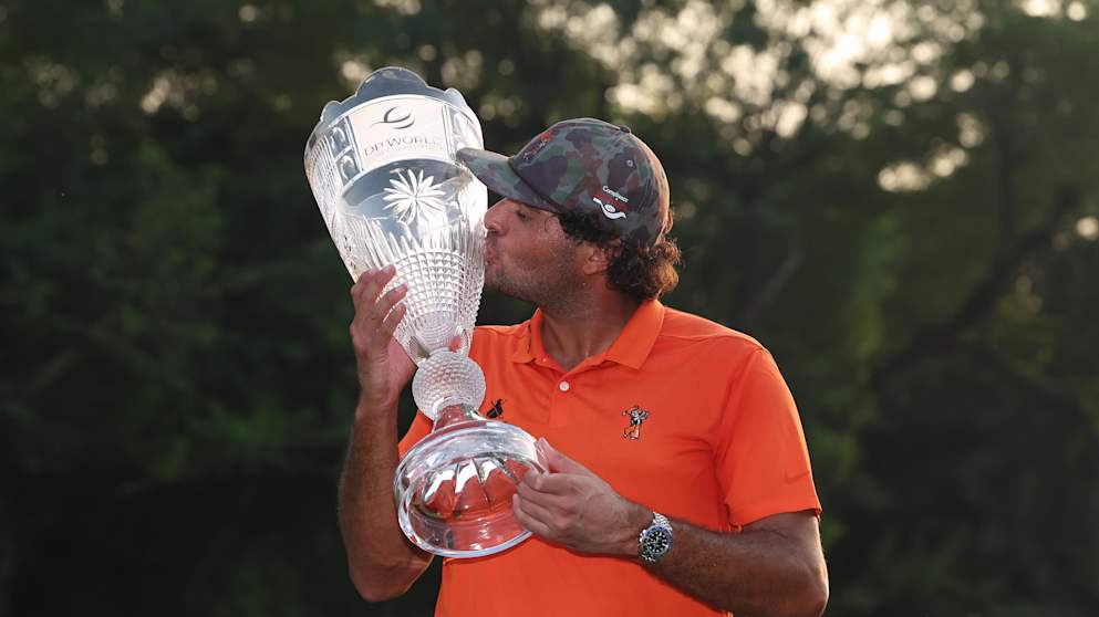 Trophy kiss