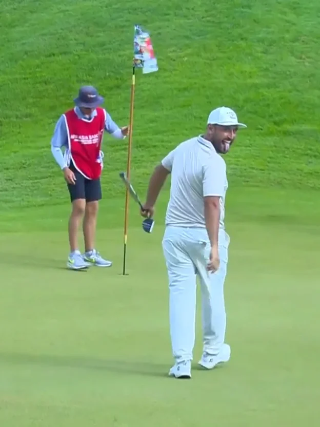 image: WATCH: Alexander Levy holes a monster to move second
